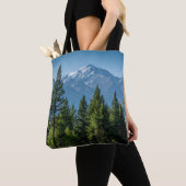 Naaldbomen met bergachtergrond tote bag (Dichtbij)