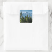 Naaldbomen met bergachtergrond vierkante sticker (Tas)