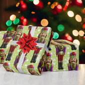 Naaltjes voor kerstkleurig ompakken cadeaupapier