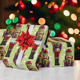 Naaltjes voor kerstkleurig ompakken cadeaupapier