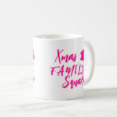 Naam aangepast roze kerstfamiliescript koffiemok (Voorkant rechts)