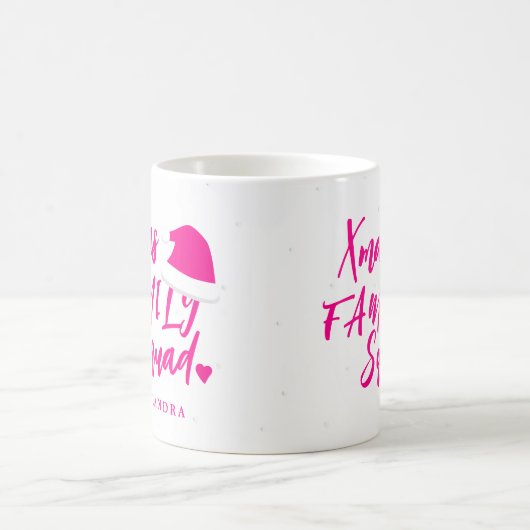 Naam aangepast roze kerstfamiliescript koffiemok (Center)