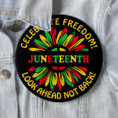 Naam bewerken Text Juneteenth Sunflower & Slogans Ronde Button 6,0 Cm (In situ)