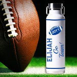 Naam blauw Football | Go Team Sports Water Bottle Waterfles<br><div class="desc">Blauw football en jaarontwerp door vakantieharten Design (alle rechten voorbehouden). Voeg gewoon de naam,  het jaar en de naam van het middelbare of middelbare schoolteam toe (bv. "Go Wolves",  "Go Panthers",  "Go Tigers"). Niet ontworpen voor collegiale of professionele sportteams. Origineel ontwerp door Vakantiedagen Harten Design.</div>