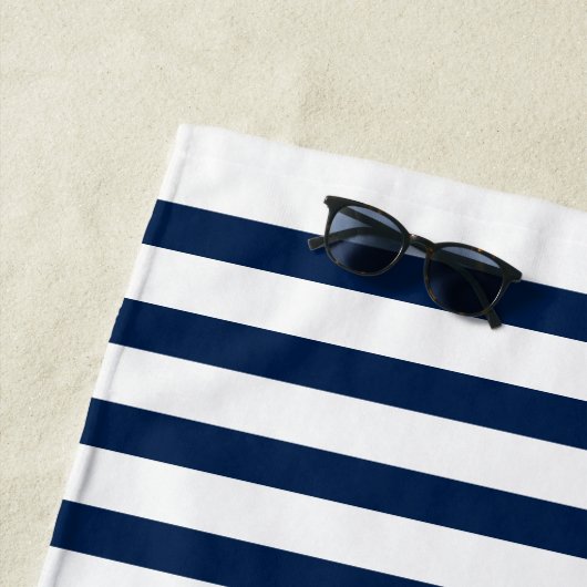 Naam boot Nautical Anchor Stars Stripes Navy Blue Strandlaken (In situ)