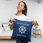 Naam boot Nautical Ships Wheel Helm Navy Blue Buitenkussen<br><div class="desc">Uw persoonlijke boot of familienaam met de klassieke Nautical Ships Wheel Helm op Navy Blue Sierkussen Cushion.</div>