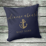 Naam boot Navy Blue en Gold Anchor Welcome Aboard Kussen<br><div class="desc">Elegant persoonlijk welkom aan boord met de naam van uw boot of kapitein op een zwarte achtergrond in een goudkleurige tekst. Ontworpen door: Thisnotme©</div>