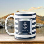Naam boot Navy Blue Stripe Nautical Anchor Koffiemok<br><div class="desc">Een nautisch ontwerp met een anker,  stijlvolle marineblauw en witte strepen en op maat van uw bootnaam. Ontworpen door: Thisnotme©</div>