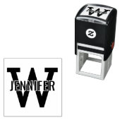 Naam boven eenvoudige vetgedrukte enkele initiaal zelfinktende stempel (In situ)