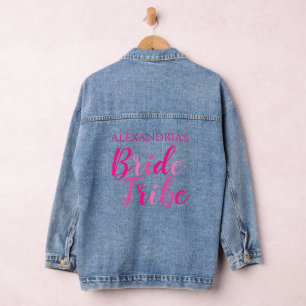 Naam Bruid Hot Pink Typografie Bachelorettefeest Denim Jacket