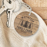 Naam Cabin Rustic Wood Gepersonaliseerd Sleutelhanger<br><div class="desc">Het ontwerp van bijtende hout- en bosbomen is aangepast aan de jouw naam en de FAMILIE CABIN, met inbegrip van de datum waarop het jaar is vastgesteld of andere tekst. Neem contact op met de ontwerper via Zazzle Chat of makeitaboutyoustore@gmail.com als u een aangepast ontwerp of een ander product wilt....</div>