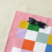 Naam Cute Modern Mid Century Colorful Checkered Strandlaken (In situ)