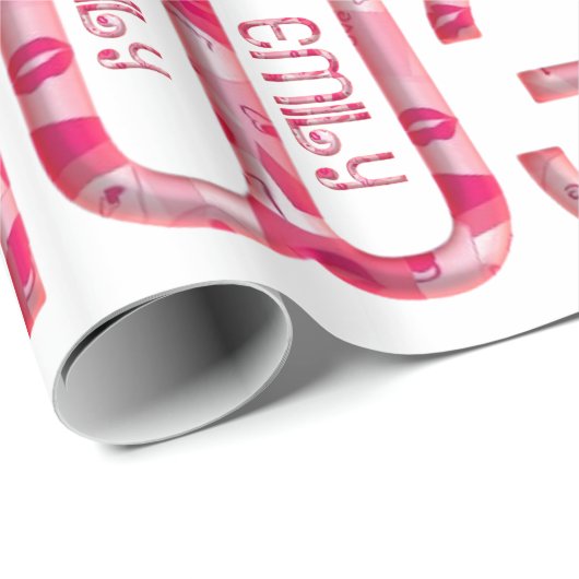 Naam Emily Cute Pink Love Heart Kiss Typografie Cadeaupapier (Rol Hoek)