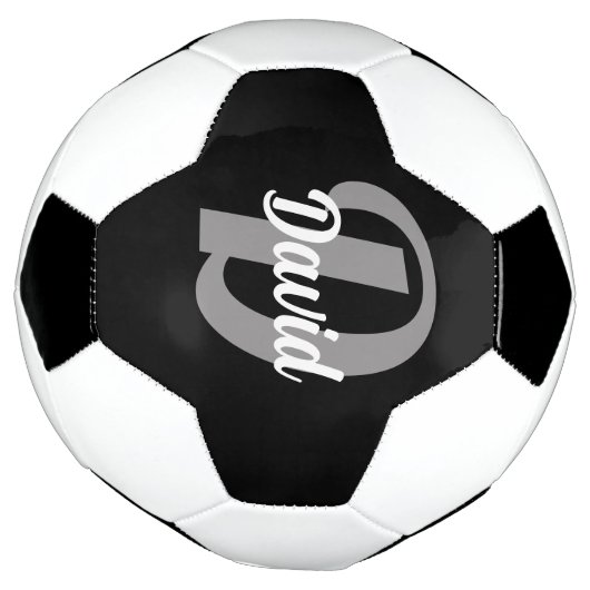Naam en eerste letter op zwart voetbal (Gedraaid)