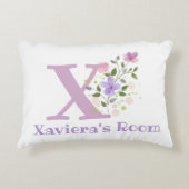 Naam en initiaal op een bloemontwerp. Mooi Accent Kussen (Voorkant)