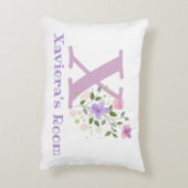 Naam en initiaal op een bloemontwerp. Mooi Accent Kussen (Achterkant (Verticaal))