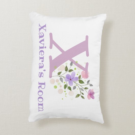 Naam en initiaal op een bloemontwerp. Mooi Accent Kussen (Achterkant (Verticaal))