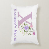 Naam en initiaal op een bloemontwerp. Mooi Accent Kussen (Voorkant(Verticaal))
