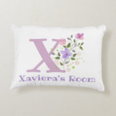 Naam en initiaal op een bloemontwerp. Mooi Accent Kussen (Achterkant)