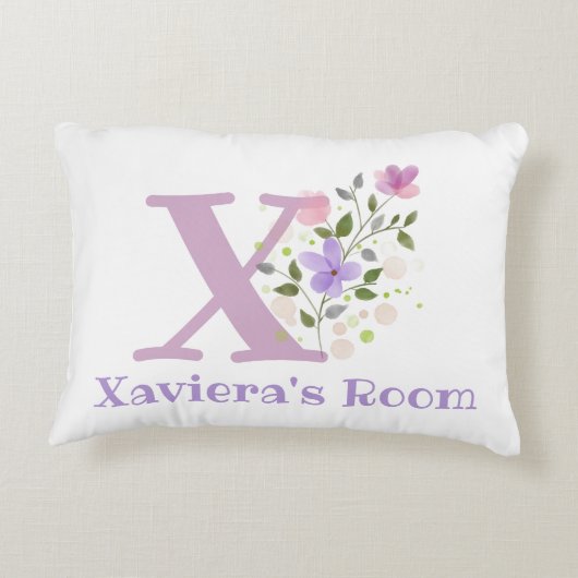 Naam en initiaal op een bloemontwerp. Mooi Accent Kussen (Achterkant)