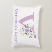 Naam en Initiaal op een Floral Design.  Accent Kussen (Achterkant (Verticaal))