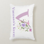 Naam en Initiaal op een Floral Design.  Accent Kussen (Voorkant(Verticaal))