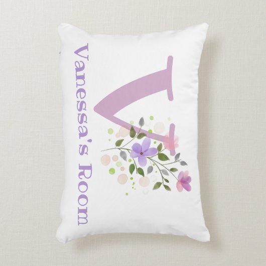 Naam en Initiaal op een Floral Design.  Accent Kussen (Voorkant(Verticaal))