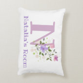 Naam en Initiaal op een Floral Design.  Accent Kussen (Achterkant (Verticaal))