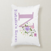 Naam en Initiaal op een Floral Design.  Accent Kussen (Voorkant(Verticaal))