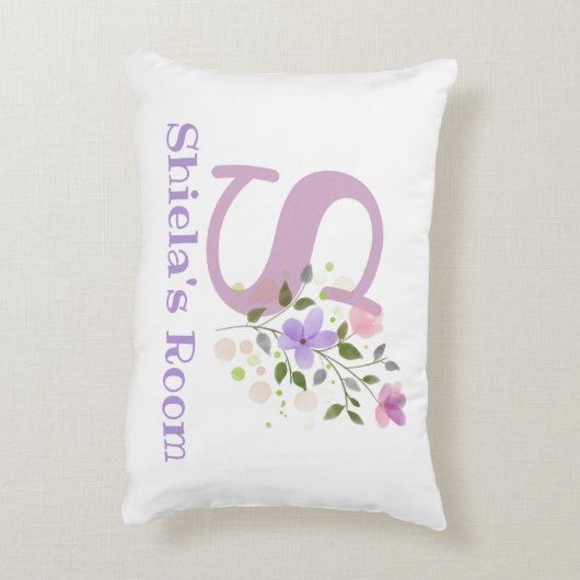 Naam en Initiaal op een Floral Design.  Accent Kussen (Achterkant (Verticaal))