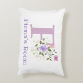 Naam en Initiaal op een Floral Design.  Accent Kussen (Achterkant (Verticaal))