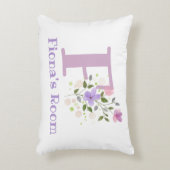 Naam en Initiaal op een Floral Design.  Accent Kussen (Voorkant(Verticaal))