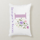 Naam en Initiaal op een Floral Design.  Accent Kussen (Voorkant(Verticaal))