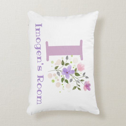 Naam en Initiaal op een Floral Design.  Accent Kussen (Voorkant(Verticaal))