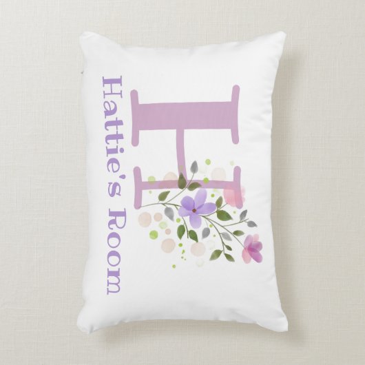 Naam en Initiaal op een Floral Design.  Accent Kussen (Voorkant(Verticaal))