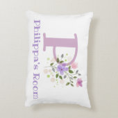 Naam en Initiaal op een Floral Design.  Accent Kussen (Achterkant (Verticaal))