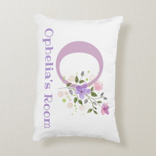 Naam en Initiaal op een Floral Design.  Accent Kussen (Achterkant (Verticaal))