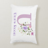 Naam en Initiaal op een Floral Design.  Accent Kussen (Achterkant (Verticaal))