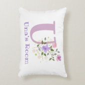 Naam en Initiaal op een Floral Design.  Accent Kussen (Voorkant(Verticaal))