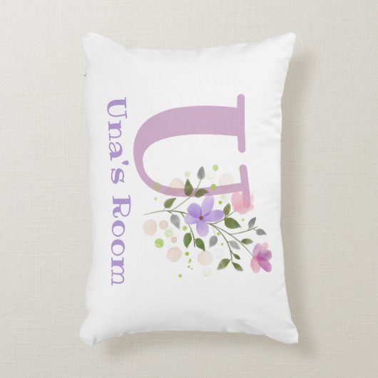 Naam en Initiaal op een Floral Design.  Accent Kussen (Voorkant(Verticaal))