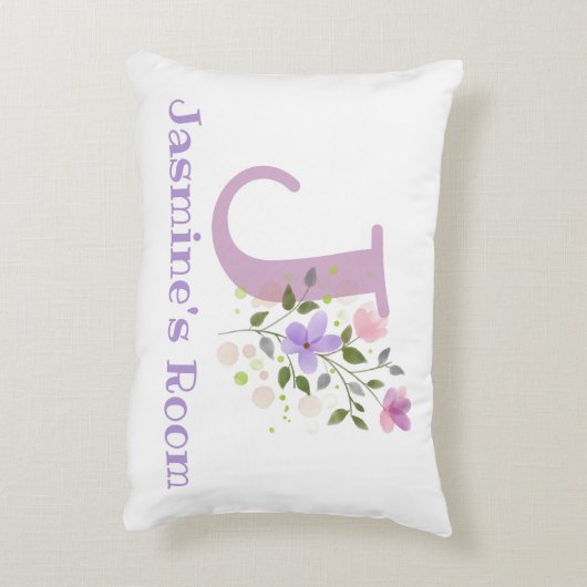 Naam en Initiaal op een Floral Design.  Accent Kussen (Achterkant (Verticaal))