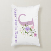 Naam en Initiaal op een Floral Design.  Accent Kussen (Voorkant(Verticaal))