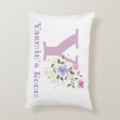 Naam en Initiaal op een Floral Design. Accent Kussen (Achterkant (Verticaal))