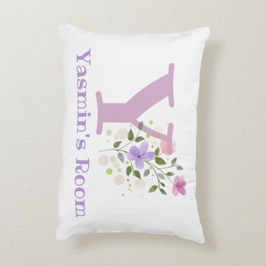 Naam en Initiaal op een Floral Design. Accent Kussen (Achterkant (Verticaal))