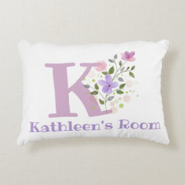 Naam en Initiaal op een Floral Design.  Accent Kussen