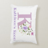 Naam en Initiaal op een Floral Design.  Accent Kussen (Achterkant (Verticaal))
