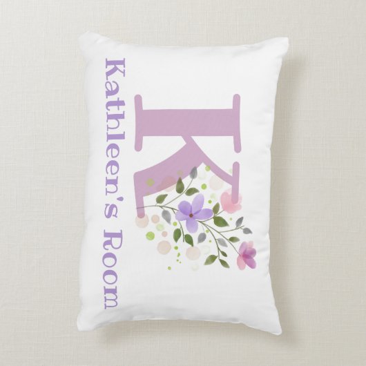 Naam en Initiaal op een Floral Design.  Accent Kussen (Achterkant (Verticaal))