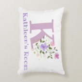 Naam en Initiaal op een Floral Design.  Accent Kussen (Voorkant(Verticaal))