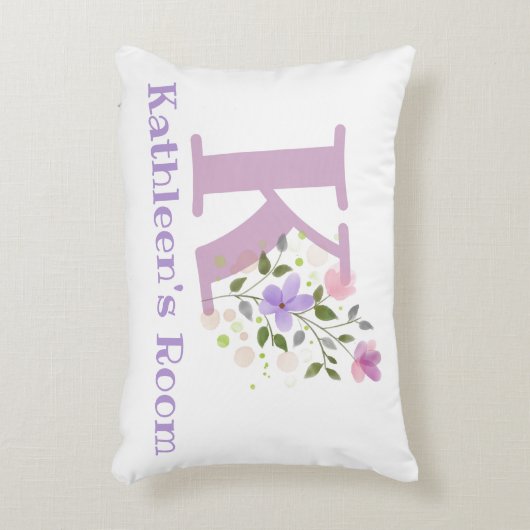 Naam en Initiaal op een Floral Design.  Accent Kussen (Voorkant(Verticaal))