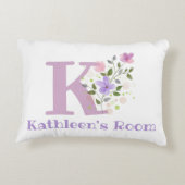 Naam en Initiaal op een Floral Design.  Accent Kussen (Achterkant)